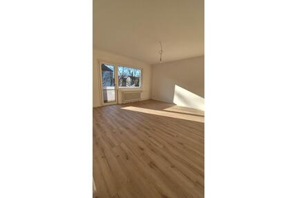 Erstbezug nach Teilsanierung: 2 Zi. Wohnung mit Balkon - Berlin Neukölln