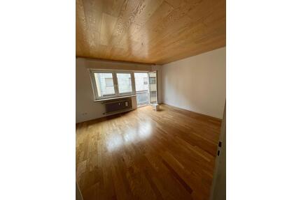 Frisch renovierte 1-ZKB in Homburg-Schwarzenbach – ruhig im Grüne