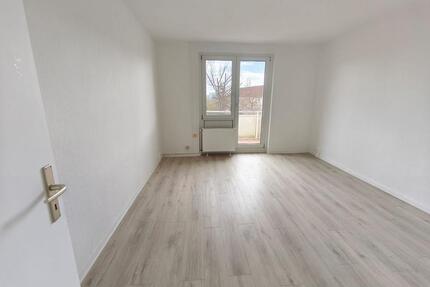 Frisch renovierte Dreiraumwohnung mit Balkon! - Merseburg