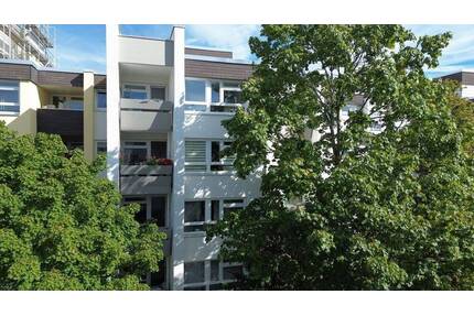 Attraktive 3-Zimmer-Wohnung mit zwei Balkonen und incl. abschließbarem TG-Einzel-Stellplatz - München / Kleinhadern