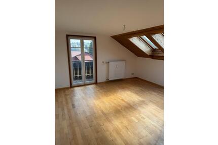 Helle 3-Zimmer-Dachgeschosswohnung mit Balkon & Stellplatz - Stiefenhofen