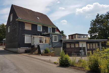 Ein bis 2 Familien Haus mit Hallen und Parkplätzen in Reinshagen - Remscheid