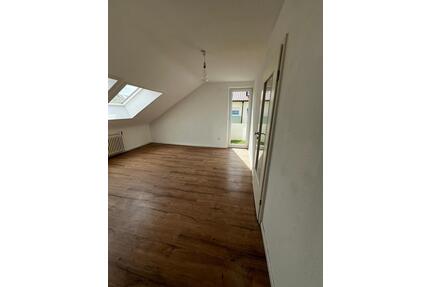 Helle , Neu renovierte Wohnung Zentral frei von Privat - Schwetzingen