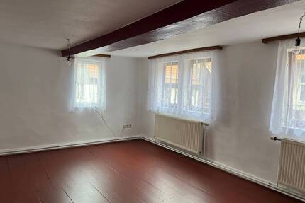 Provisionsfeies Wohnhaus , sofort beziebar. Mit Nebengebäude und 2 PKW Stellplätzen am Haus, ! Teilsaniert und Renoviert - Fladungen