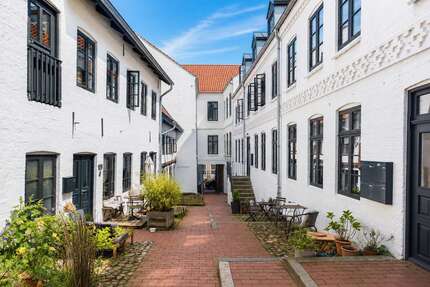 Haus zum Kaufen in Flensburg 3.100.000,00 € 962.03 m²