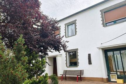 Naturnah wohnen am Petersberg – Einfamilienhaus mit Kamin, Terrasse, Garten und Garage!