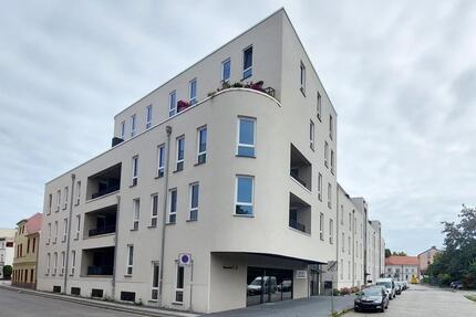 Große 4-Zimmer-Wohnung mit Balkon und Tiefgaragenstellplatz zu vermieten. - Cottbus