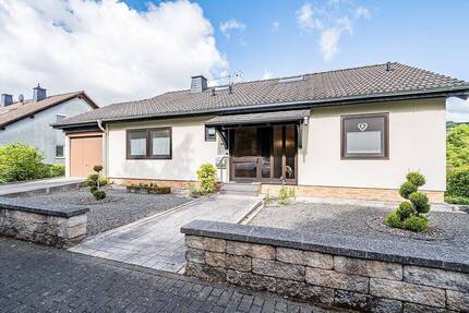 Freistehendes Einfamilienhaus in Pelm - 5 Schlafzimmer, Großer Garten & Wintergarten mit Burgblick