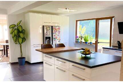 Stilvolles Wohnen mit Blick ins Grüne – großzügige Wohnung mit zwei Balkonen - Enzklösterle