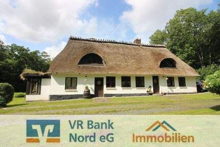 Traumhaftes Reetdachanwesen in idyllischer Lage unmittelbar am Waldrand - Wees Oxbüll