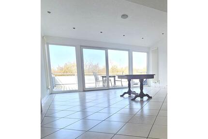 Penthouse-Feeling: 116 m² Wohntraum mit 52 m² Panorama-Wohnzimmer - Walldürn