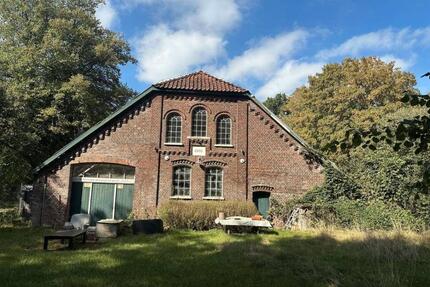 Resthof. Altes Bauernhaus mit Nebengebäude. Sanierungsbedürftig. - Rastede