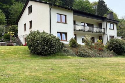Wohnhaus in Attendorn, unverbaubar mit Wiesen und Teich