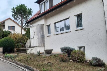 Freistehendes Einfamilienhaus mit Garten und zwei Garagen - Besigheim