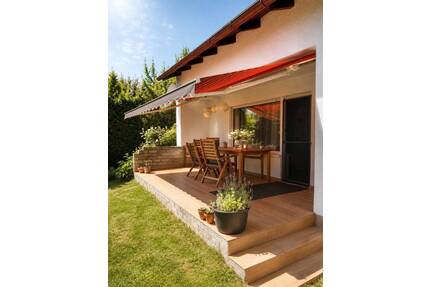Freistehendes Haus mit Traumgarten, Balkon, Terrasse und Garage In Traunreut