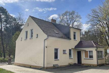 Einfamilienhaus in attraktiver Ortsrandlage mit Garagen und Nebengebäuden auf großem Grundstück - Rauen