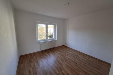 Renovierte 2-Zimmer-Wohnung im 2. Obergeschoss in gepflegter Wohnanlage – Weißenfels-West
