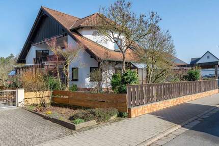 Attraktives Zweifamilienhaus mit viel Platz und großem Grundstück in Hagenbüchach