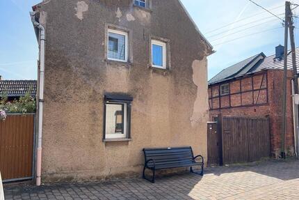 Dreiseitenhof mit sanierungsbedürftigen Gebäuden - Wallhausen