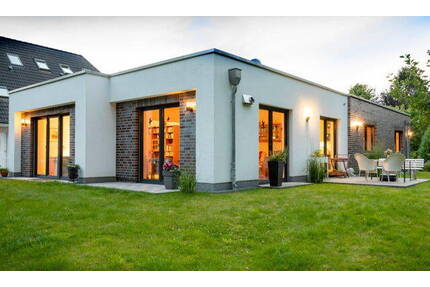 Barrierefrei auf einer Ebene. Noch eine Hälfte frei! Neubau eines Flachdachbungalow-Doppelhaus in Kiel Suchsdorf