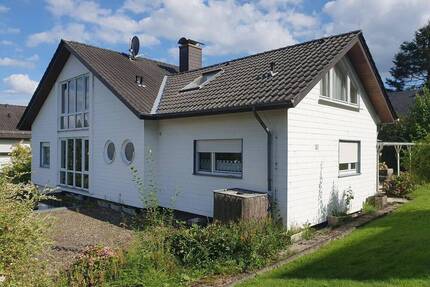 Frühjahrsangebot. Einfamilien-Wohnhaus mit Einliegerwohnung u. Garagengebäude mit Carport in Detmold