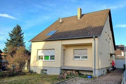 Freistehendes Zweifamilienhaus, mit 2 Kachelöfen, Garten mit Teich, großem Gartenhaus und Garage,in ruhiger Lage von Rohrbach-Nähe Pfeifferwald - Sankt Ingbert