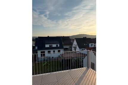 Frisch kernsanierte 3 Zimmer Dachgeschosswohnung mit Balkon - Kleinostheim