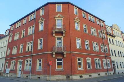 Ab sofort zu haben: Freundliche 2-Zimmer-Wohnung mit Laminat, Badewanne und sep. Küche - Riesa Gröba