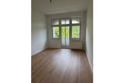 Frisch renovierte 2-Zimmer-Altbauwohnung mit kleinem Balkon - Berlin Pankow