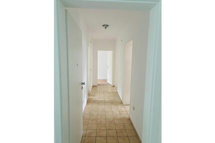 Erstbezug nach Renovierung: Schöne 3-Zimmer-Wohnung mit Balkon - Külsheim