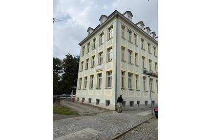 Voll vermietetes Geschäfts- und Wohnhaus im Zentrum von Hoyerswerda