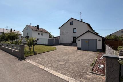 Mehrfamilienhaus mit Wintergarten, Hof, Garten & 3 Garagen - Bellenberg