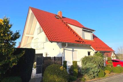 Großzügiges Freistehendes Einfamilienhaus mit 5 Zimmer, 2 Badezimmer, großem sonnigem Grundstück, Doppelgarage mit Grube in Markt Erlbach
