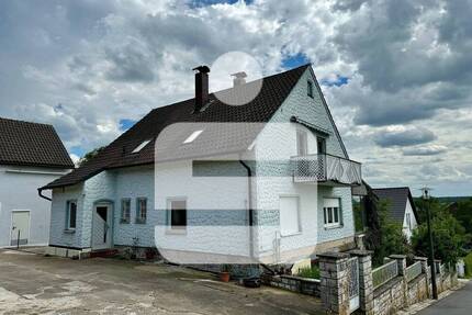 1-2-FH mit großem Grundstück in Lonnerstadt...Mit geräumigen Nebengebäude für den Heimwerker