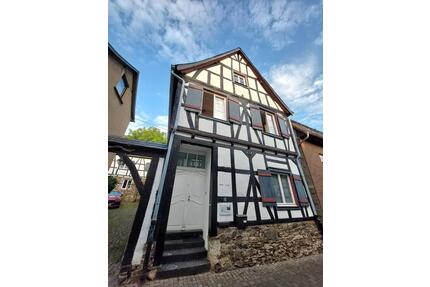 Charmantes, großzügiges Herrenhaus mit einzigartigem Traumgarten - Rheinbreitbach