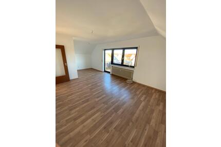 Schöne helle 2-Zimmer-DG Wohnung mit Balkon zu vermieten - Burgau