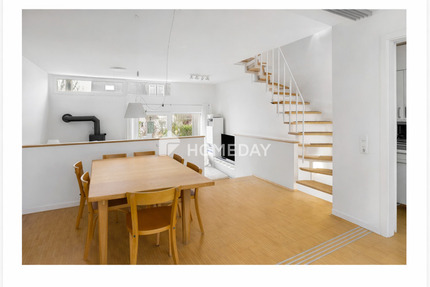 Ruhiges Wohnen zwischen City und Natur: stilvolles Townhouse mit Südterrasse, Balkon & Kamin - Frankfurt am Main Niederursel