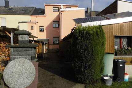 Saniertes und schnell beziehbares 1-2-Familienhaus mit moderner Haustechnik und Nebengelass in ruhiger Stadtlage von... - Treuen