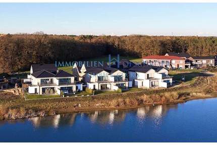 M 608 - Erstklassige Aussicht - Fantastisches Wohngefühl! Bezugsfertige Doppelhaushälfte direkt am See in Herzlake!