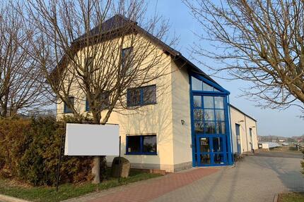 Gepflegtes Gewerbeobjekt mit HalleWerkstatt, Büro und Wohnung - Farnstädt