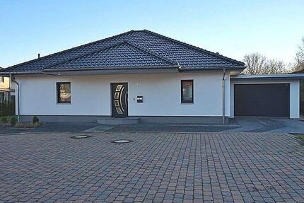 Stilvolles Wohnen auf einer Ebene: Moderner Bungalow in Meine