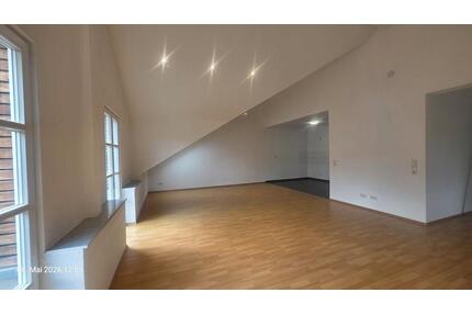 Neu renovierte 3 ZKB Dachgeschoss Wohnung mit Balkon und Garage - Quierschied