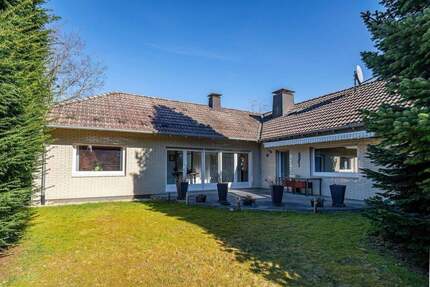 Wohnen auf einer Ebene - lichtdurchfluteter Winkelbungalow mit Südwest-Terrasse und geschütztem Garten in Bielefeld-Brackwede