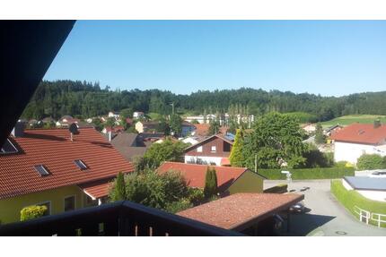 kleine 2 Zi-Whg mit großer Ausicht vom Balkon im DG - Aldersbach