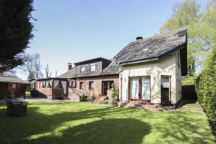 Großzügiges Zweifamilienhaus mit großem Garten für mehrere Generationen in Paderborn-Sennelager