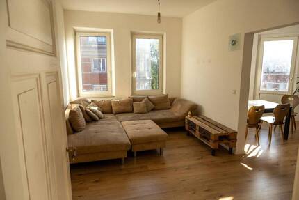 Helle 4,5-Zimmer-Altbauwohnung mit Balkon in Nürnberg-Sündersbühl - komplett renoviert