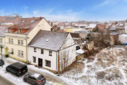 Altstadtcharme trifft Potenzial - Reihenhaus mit Entwicklungsmöglichkeiten am Straussee - Strausberg
