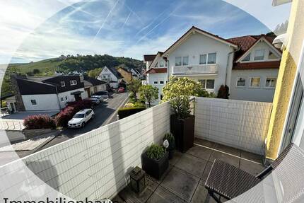 Charmante 2-Zimmer-Dachgeschosswohnung mit Balkon, TG-Stellplatz und Tageslichtbad! - Eltville am Rhein Martinsthal