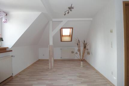 Neu renovierte Dachgeschosswohnung mit Einbauküche - Gersdorf