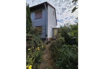 Preiswerte 6-Raum-Doppelhaushälfte in Schwanstetten mit Garten